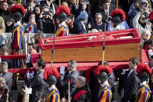 Papa, al funerale i leader di tutto il mondo, occhi puntati su Trump