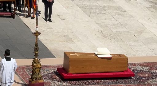 Papa, breve colloquio Meloni-Trump dopo funerale Francesco