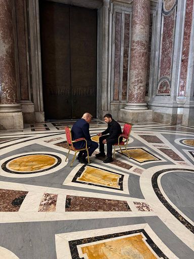 Papa, capo staff Zelensky posta foto leader con Trump a San Pietro