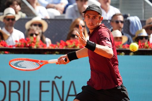 Tennis, impresa Arnaldi: batte Djokovic, è al terzo turno a Madrid