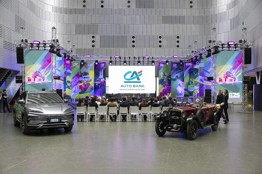 CA Auto Bank compie 100 anni e punta sulla mobilità sostenibile