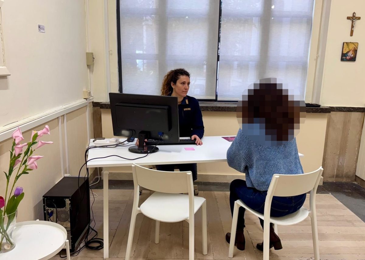 Si intrufola nella casa dell’ex e la aggredisce con un morso alla guancia: arrestato 24enne a Catania