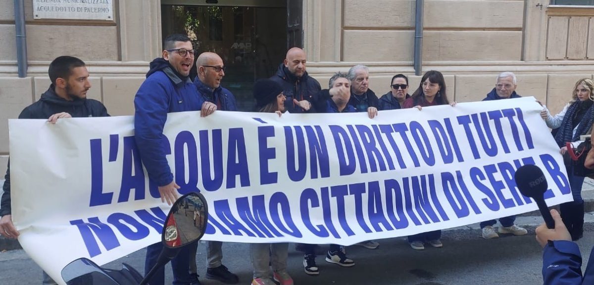 Sit in di protesta di fronte la sede dell’Amap a Palermo Sit in di protesta di fronte la sede dell’Amap a Palermo