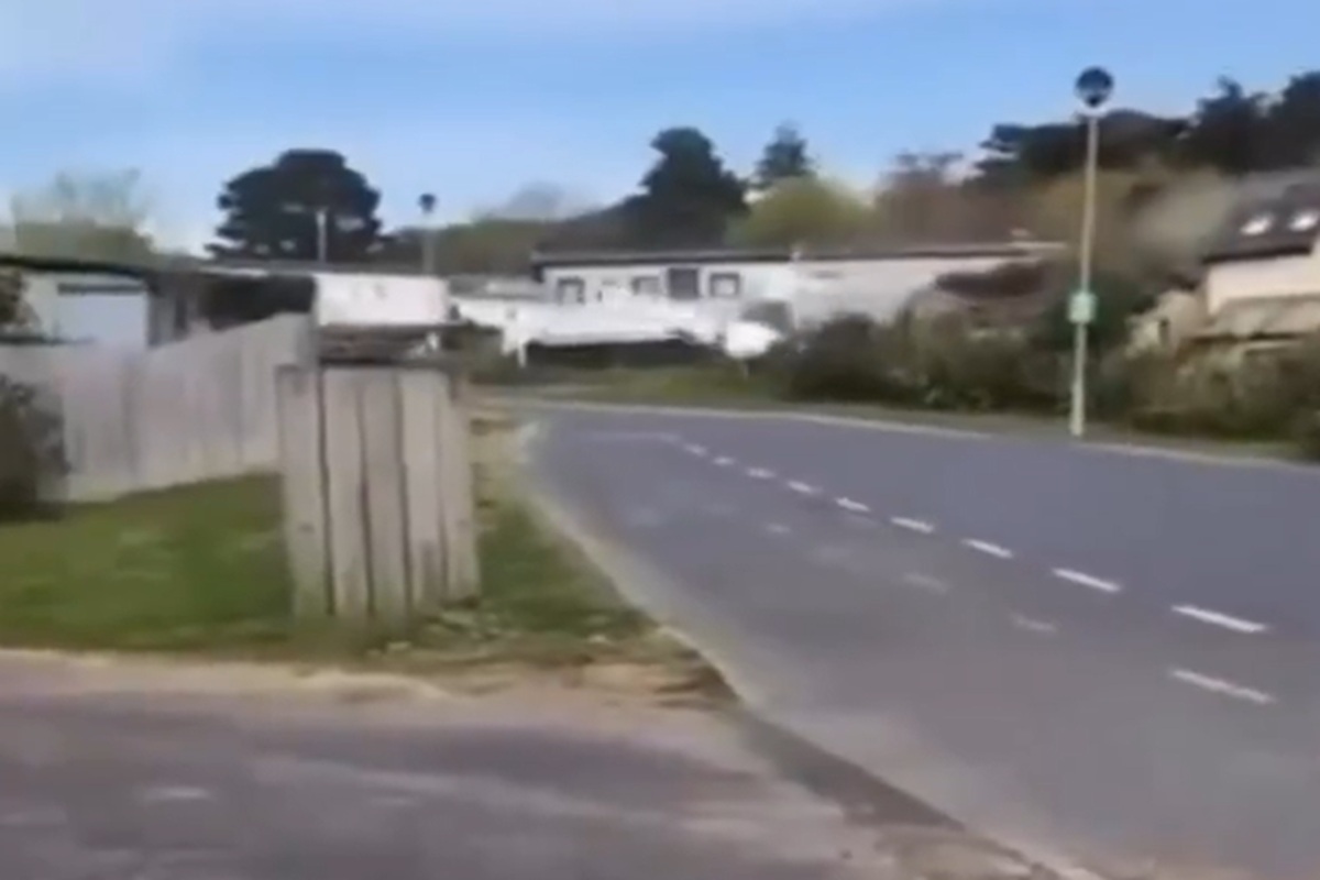 VIDEO | Paura in volo, ultraleggero sfiora il tetto di una casa e poi precipita