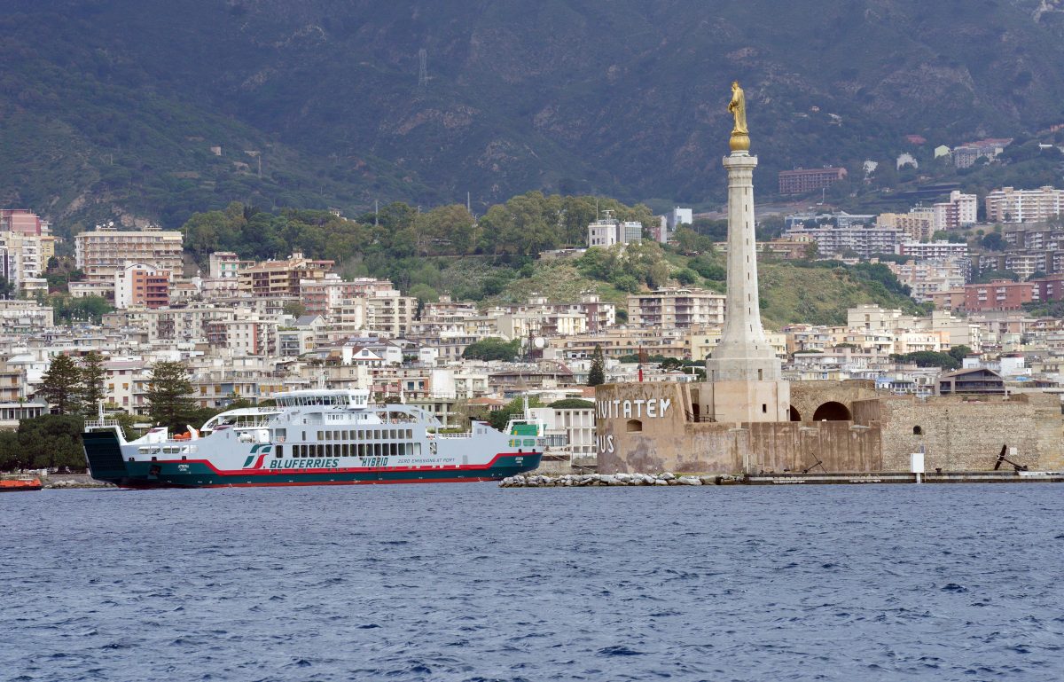 Al porto di Messina arriva Athena, la nuova nave della flotta Bluferries