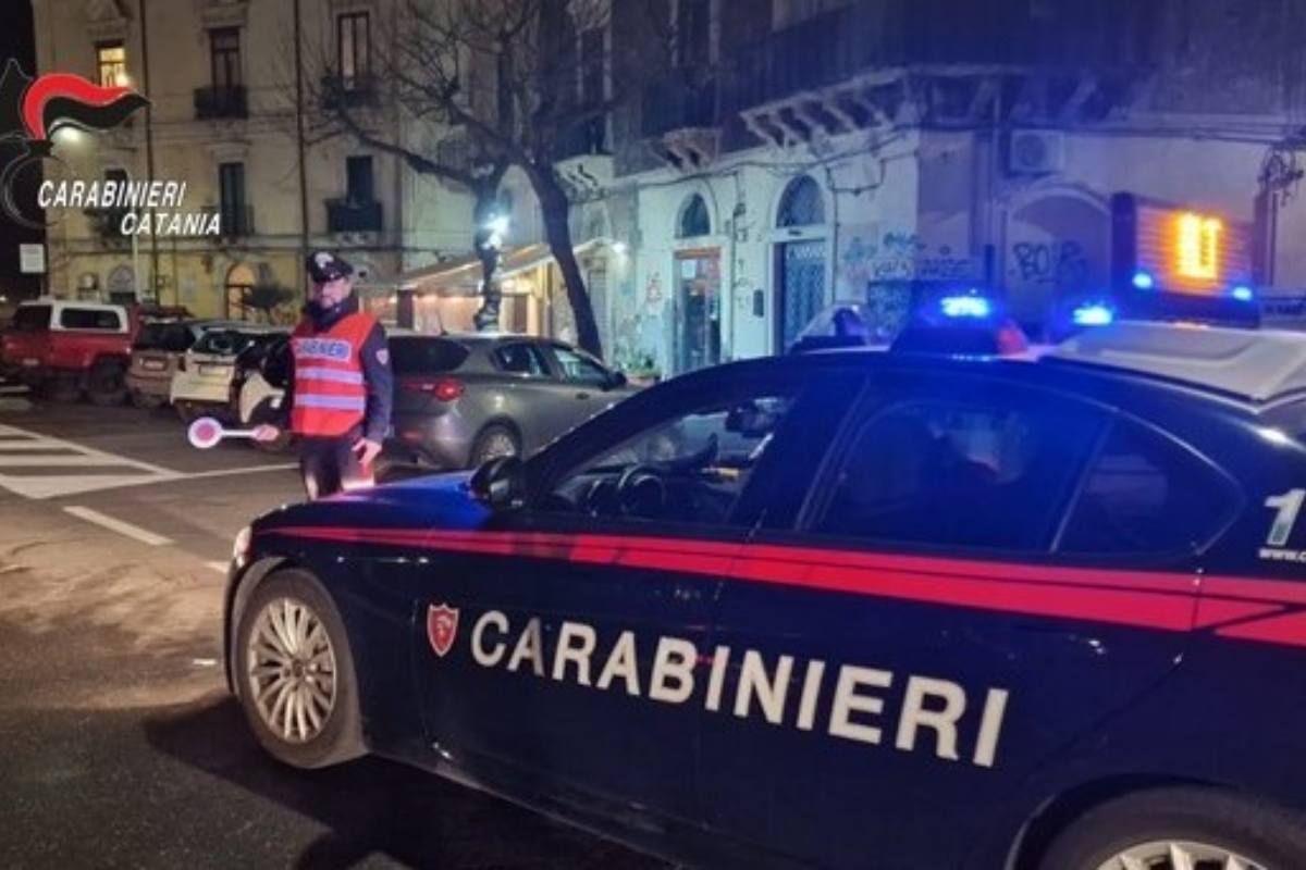 Molesta ragazzine in centro e rischia il linciaggio: fermato un uomo nel catanese