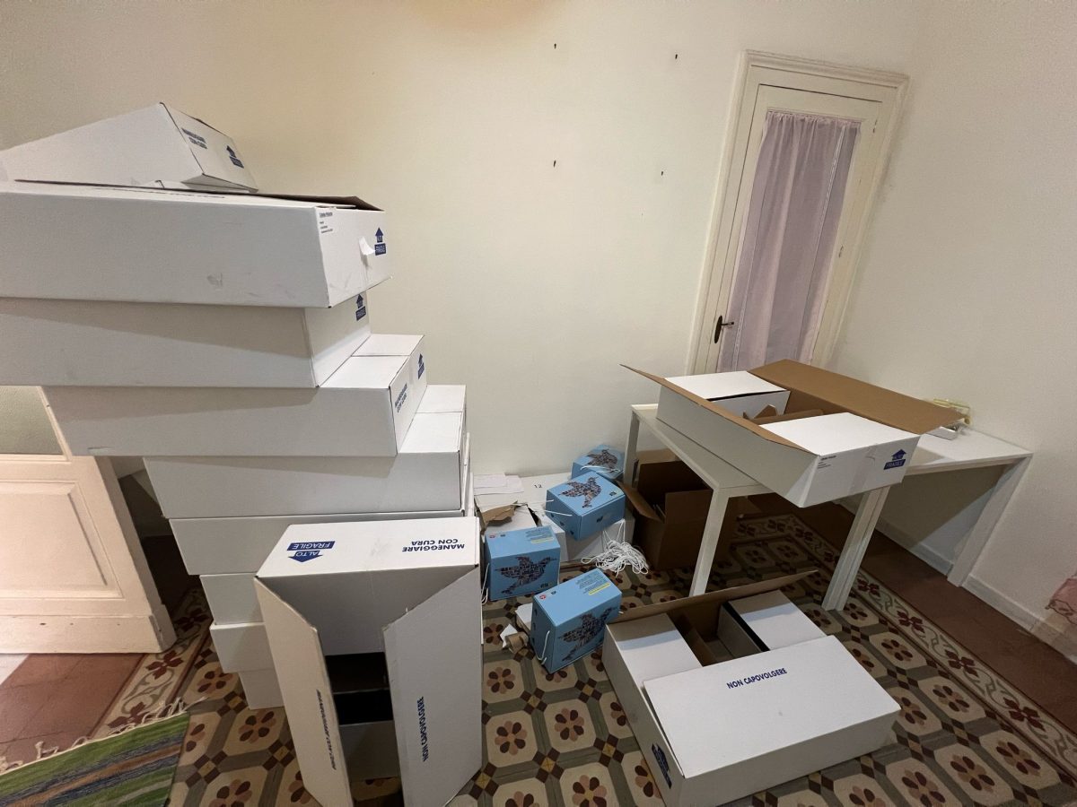 FOTO | Vetri rotti, tv, colombe ed elettrodomestici saccheggiati: il vergognoso furto a Casa21