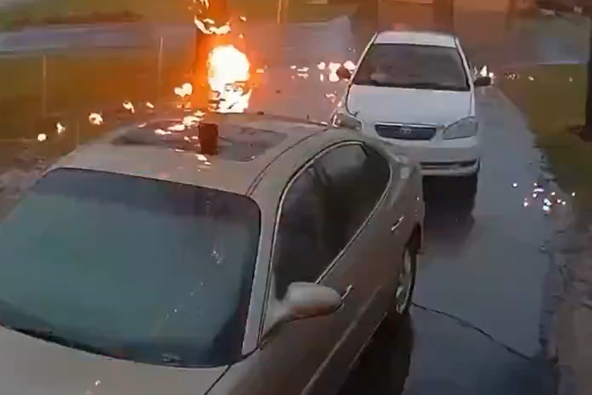 VIDEO | “Miracolo” in strada, coppia riesce a sfuggire al fulmine per pochi secondi