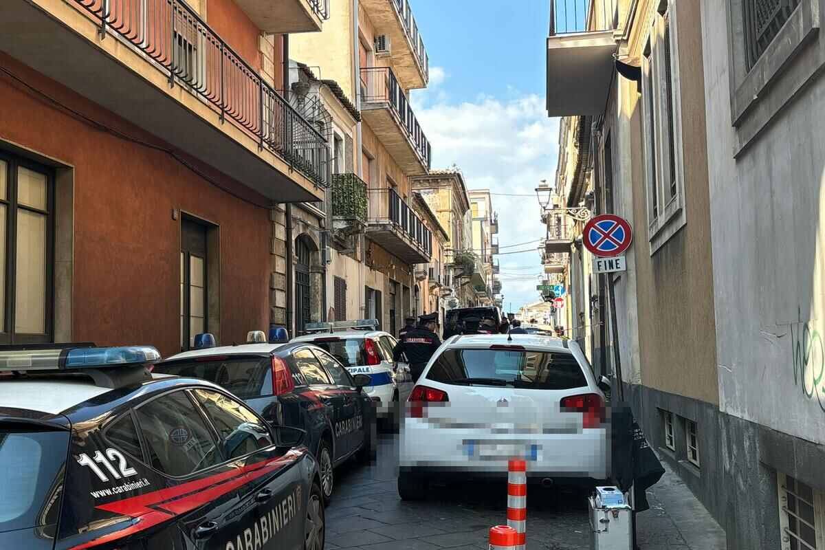 VIDEO | Misterbianco sotto shock, donna lancia la figlia di 7 mesi dal balcone: la piccola è morta