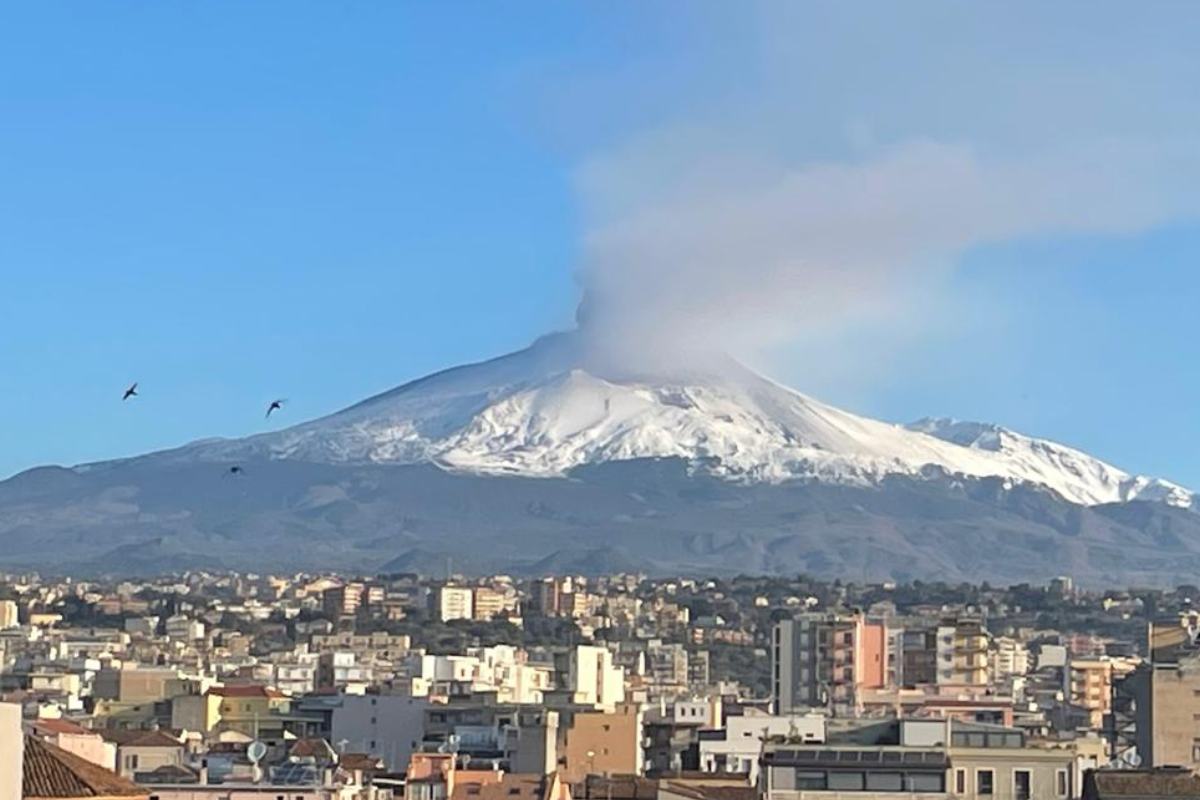 Con Pasqua in arrivo, l’Etna si fa sentire: nuova attività stromboliana, la nota Ingv