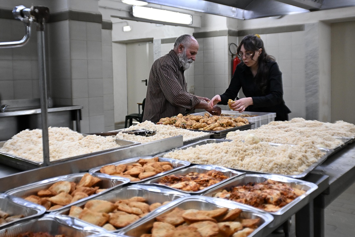 Morte Papa, il bellissimo gesto del Palermo dopo il rinvio: cibo stadio donato in beneficenza