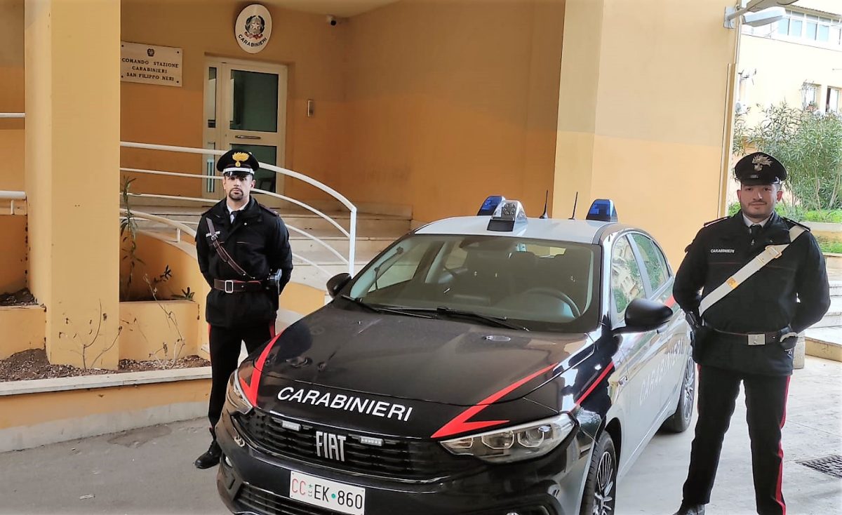 Lancia la cocaina dalla finestra, ventunenne fermato dai carabinieri