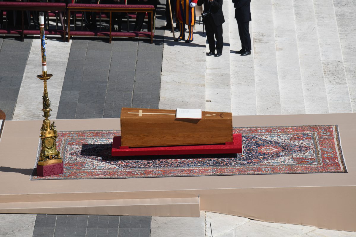 Il vangelo sulla bara di Francesco sfogliato dal vento: l’incredibile coincidenza e il precedente