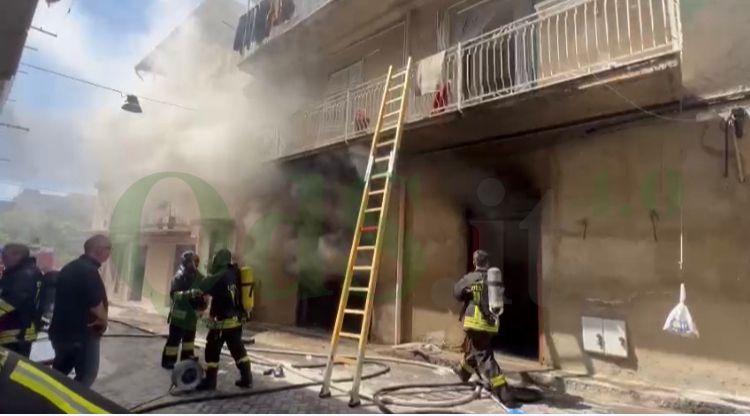 VIDEO e FOTO | Abitazione a fuoco a Raffadali: messi in salvo i residenti