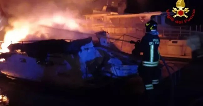 Tragedia sul fiume: barca va a fuoco, morta una turista Tragedia sul fiume: barca va a fuoco, morta una turista