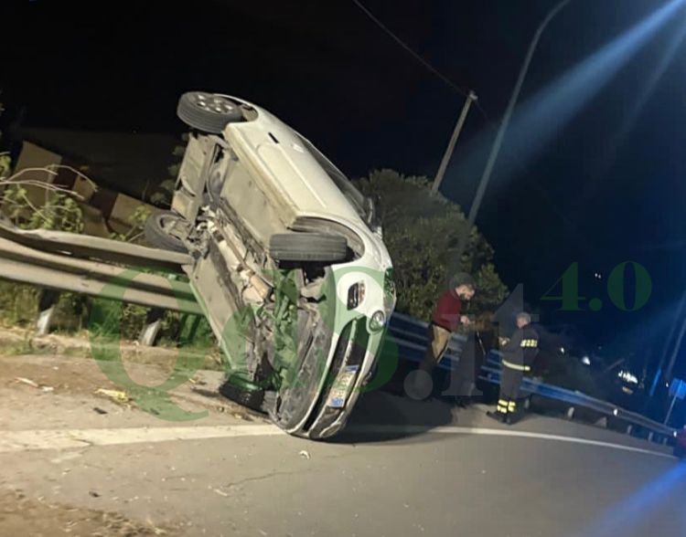 Paura nell’Agrigentino, auto si schianta contro guardrail e si ribalta: tre feriti