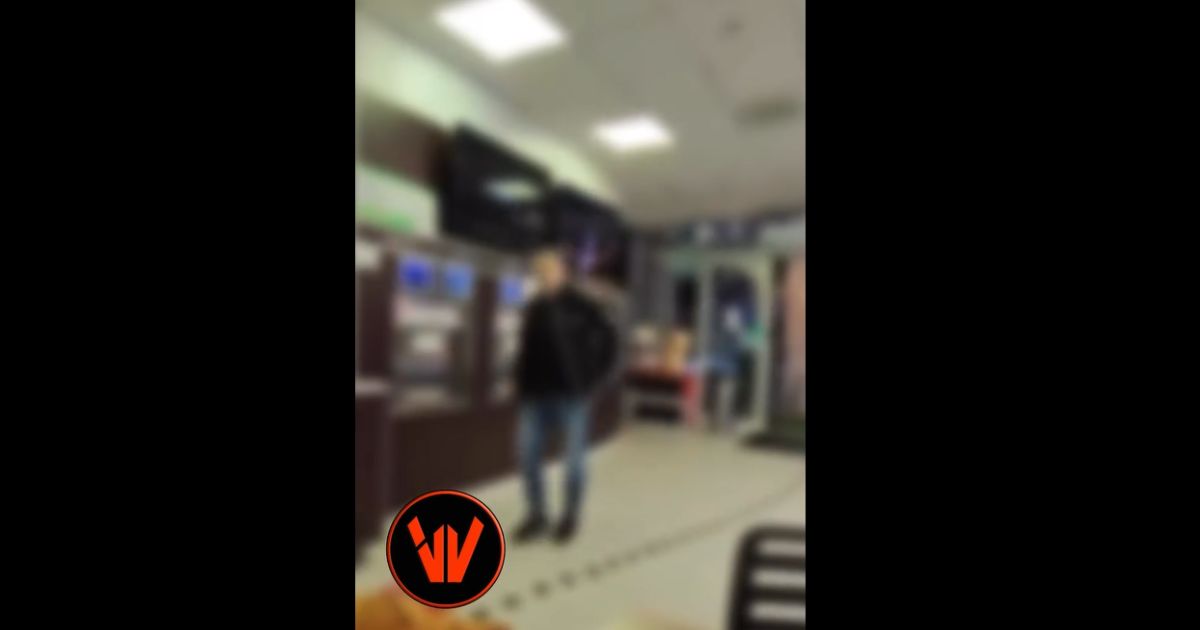 VIDEO | Terrore in gelateria: assalto dei “maranza”, bottiglia sfiora un neonato