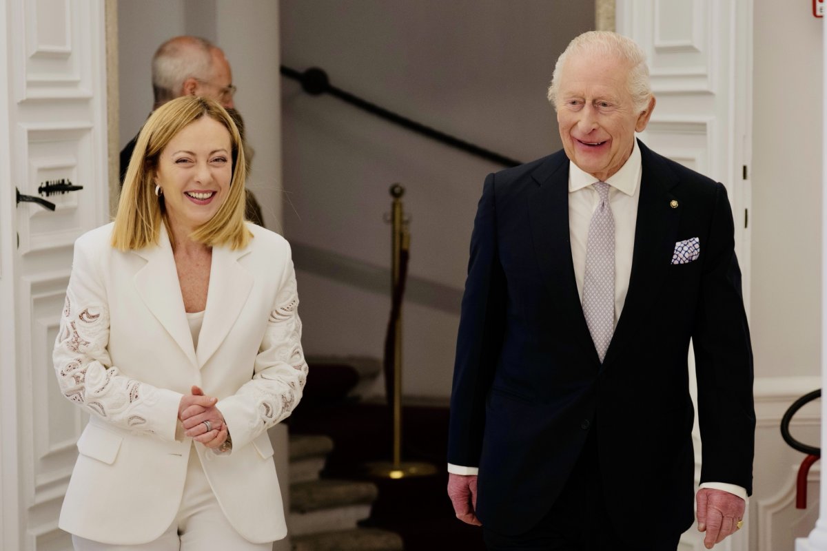 Meloni regala la Nutella a Re Carlo: “Per quando sei giù di corda”