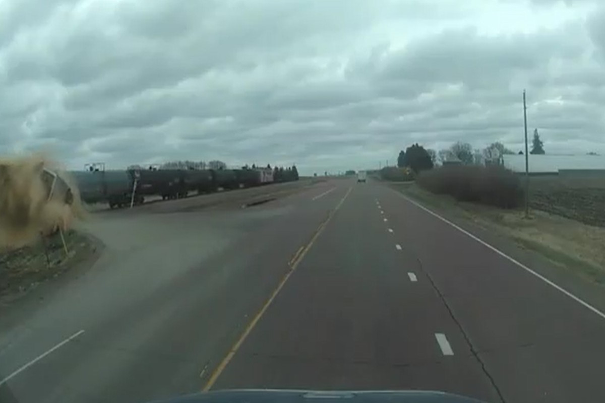 VIDEO | Strage sfiorata in strada, camion travolto da un treno in corsa