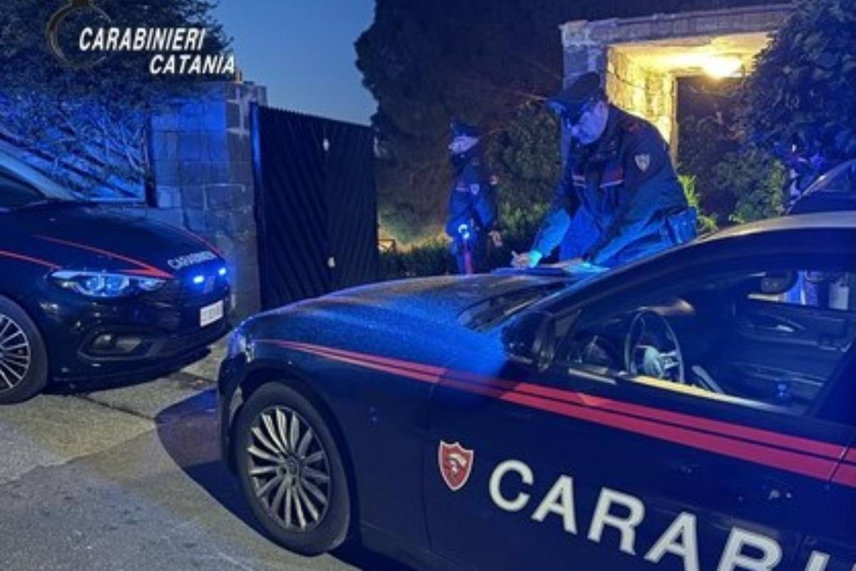 FOTO | Orrore nel Catanese, 23enne ucciso a una festa in villa dal padre dopo una lite