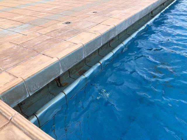 Tragedia durante la vacanza, bambino di 3 anni cade in piscina e annega