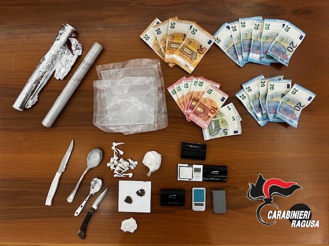 Ragusa, 7 kg di cocaina e hashish in casa: arrestati due giovani, uno minorenne Ragusa, 7 kg di cocaina e hashish in casa: arrestati due giovani, uno minorenne