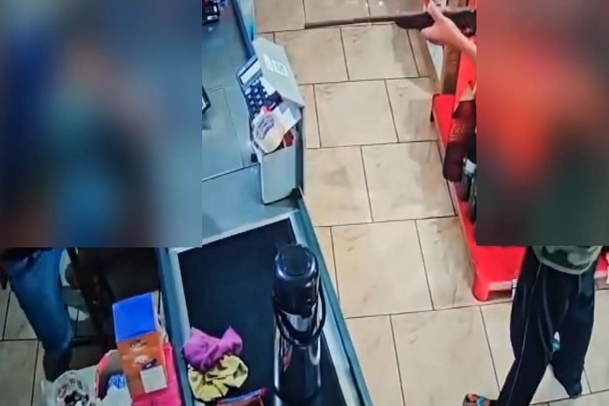 VIDEO | Rapinatore armato al supermarket, il proprietario prende il fucile e lo mette in fuga