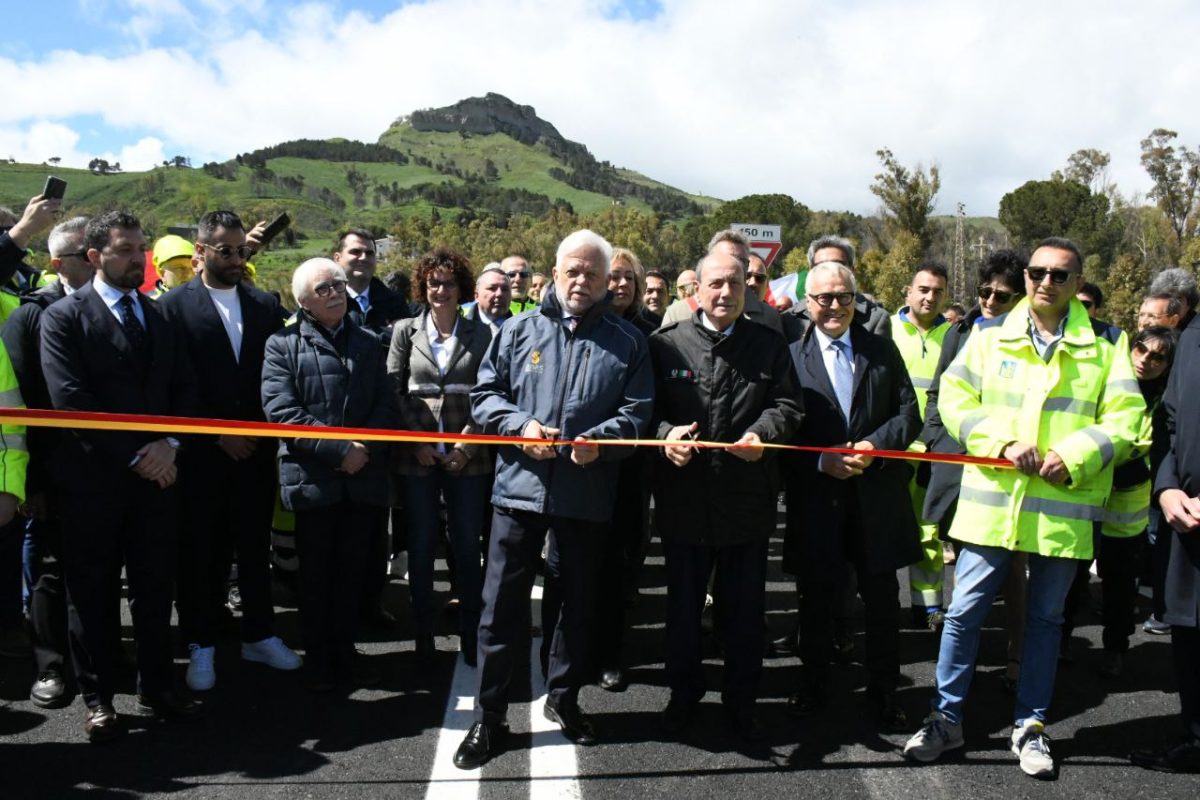 VIDEO | Riaperto lo svincolo di Enna sulla Palermo-Catania: “Cambio di passo sui cantieri”