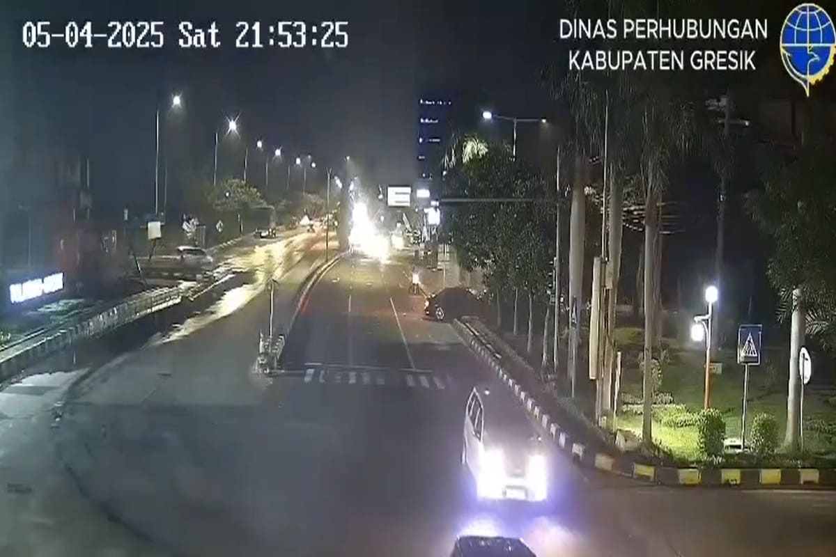 VIDEO | Conducente confuso da Google Maps, auto vola giù da un ponte incompiuto