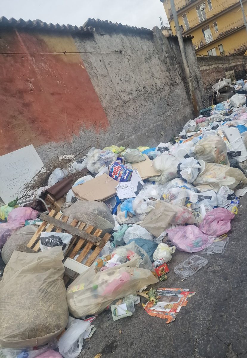 FOTO | Le “discariche a cielo aperto” nel centro storico di Catania: “Danno alla salute ed all’immagine”