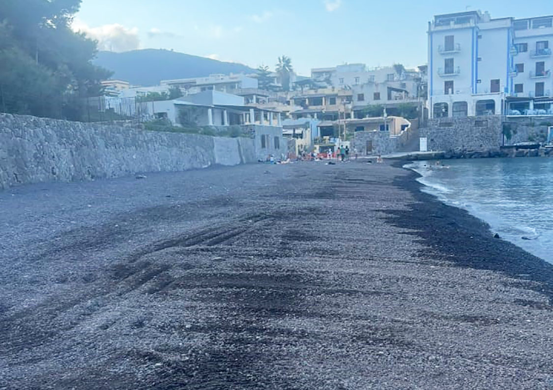 Galleria foto 'Portinenti, la spiaggia di Lipari che il mare vuole riprendersi' - foto 2