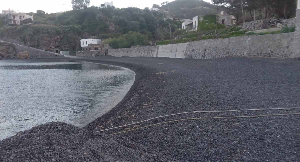 Portinenti, la spiaggia di Lipari che il mare vuole riprendersi