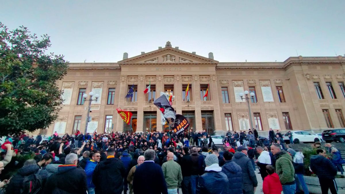 Acr Messina, tifosi in piazza per salvare il club. Rischio nuova penalizzazione