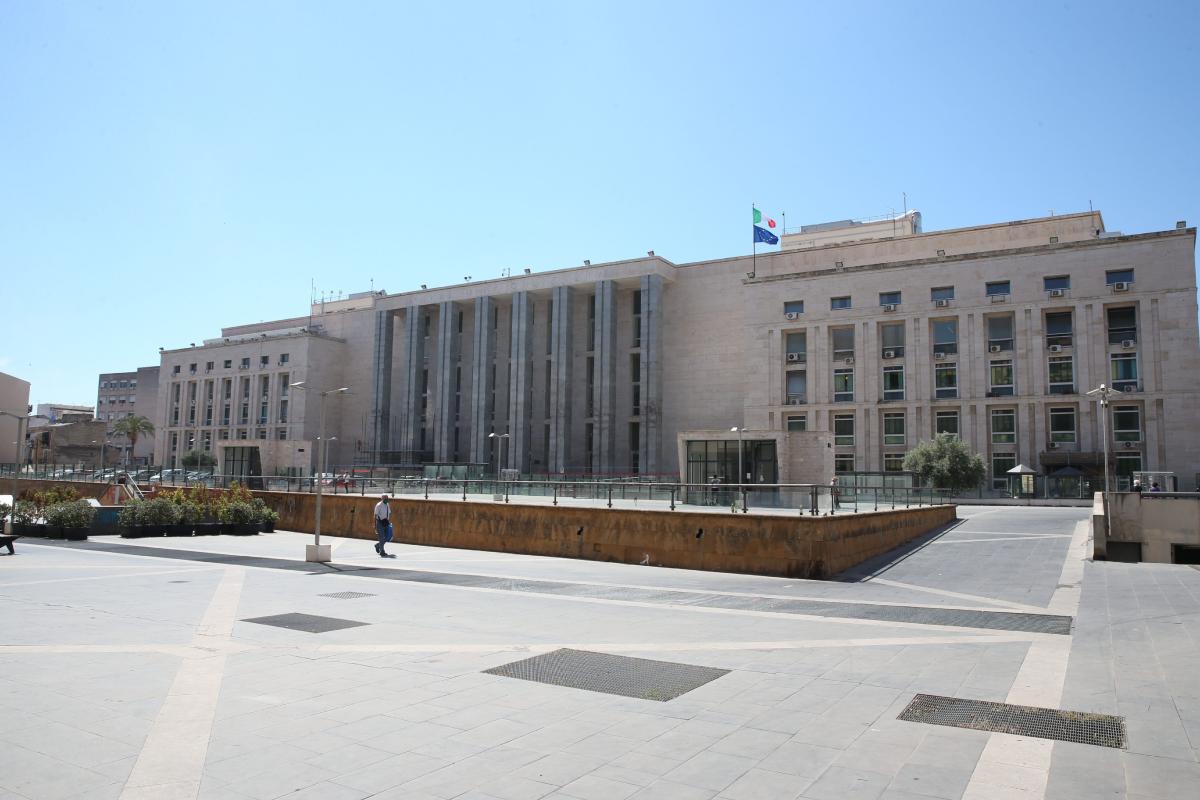 Le arriva una bolletta da 380mila euro e le viene un ictus: rubavano luce per una serra indoor