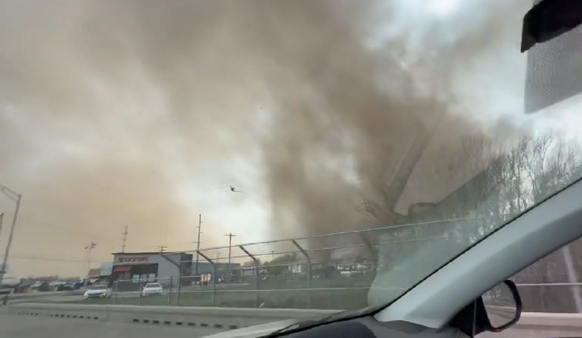 VIDEO | Colonna di polvere e vento improvviso seminano il panico: le immagini del tornado