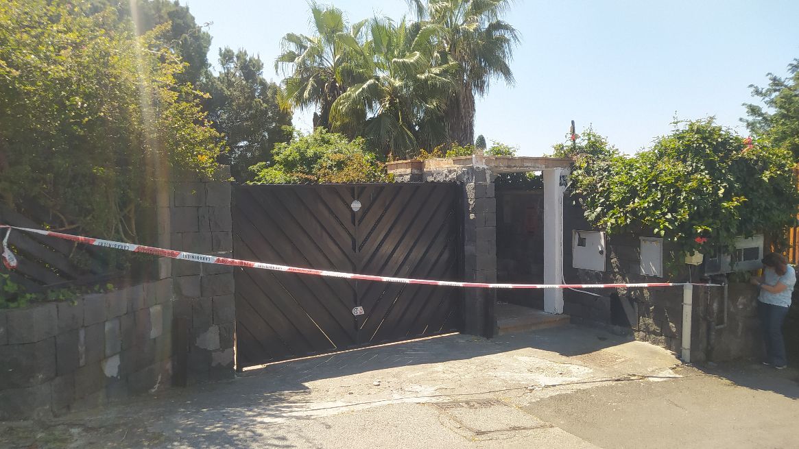 VIDEO e FOTO | Omicidio Carlo La Verde, luogo del delitto recintato: interrogatorio del padre in corso