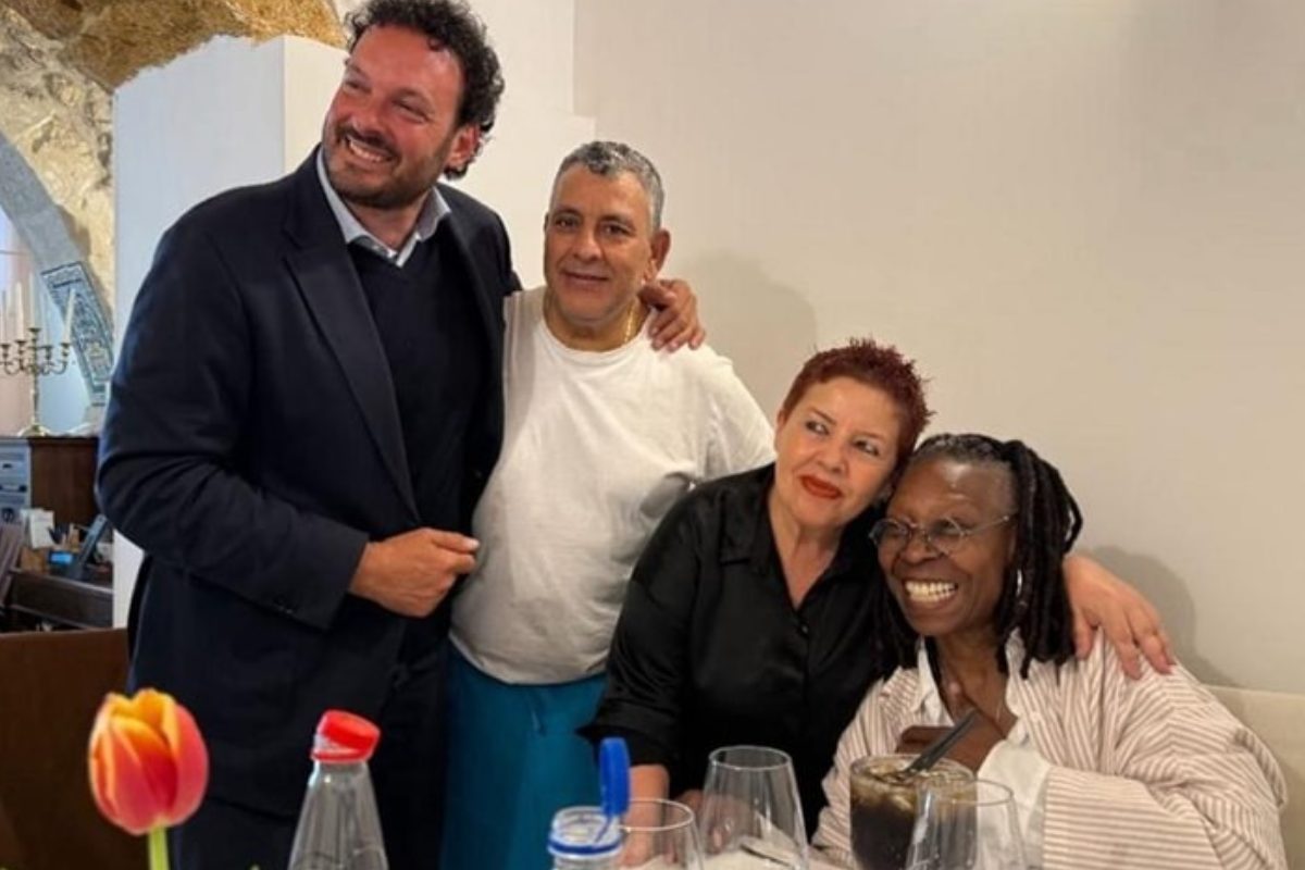 Whoopi Goldberg si trasferisce ad Ortigia, rabbia dalla Sardegna contro l’attrice: “Ci ha snobbati”