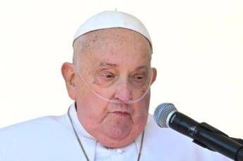Papa Francesco, lo pneumologo: “Uscire con l’ossigeno? Migliaia di persone lo fanno” Papa Francesco, lo pneumologo: “Uscire con l’ossigeno? Migliaia di persone lo fanno”