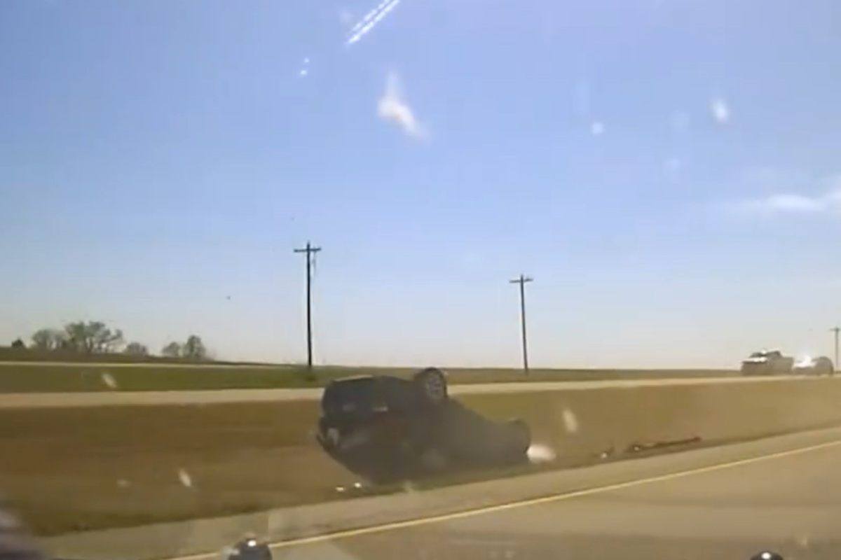 VIDEO | Paura in strada, un auto si ribalta davanti alla Polizia che riprende tutto