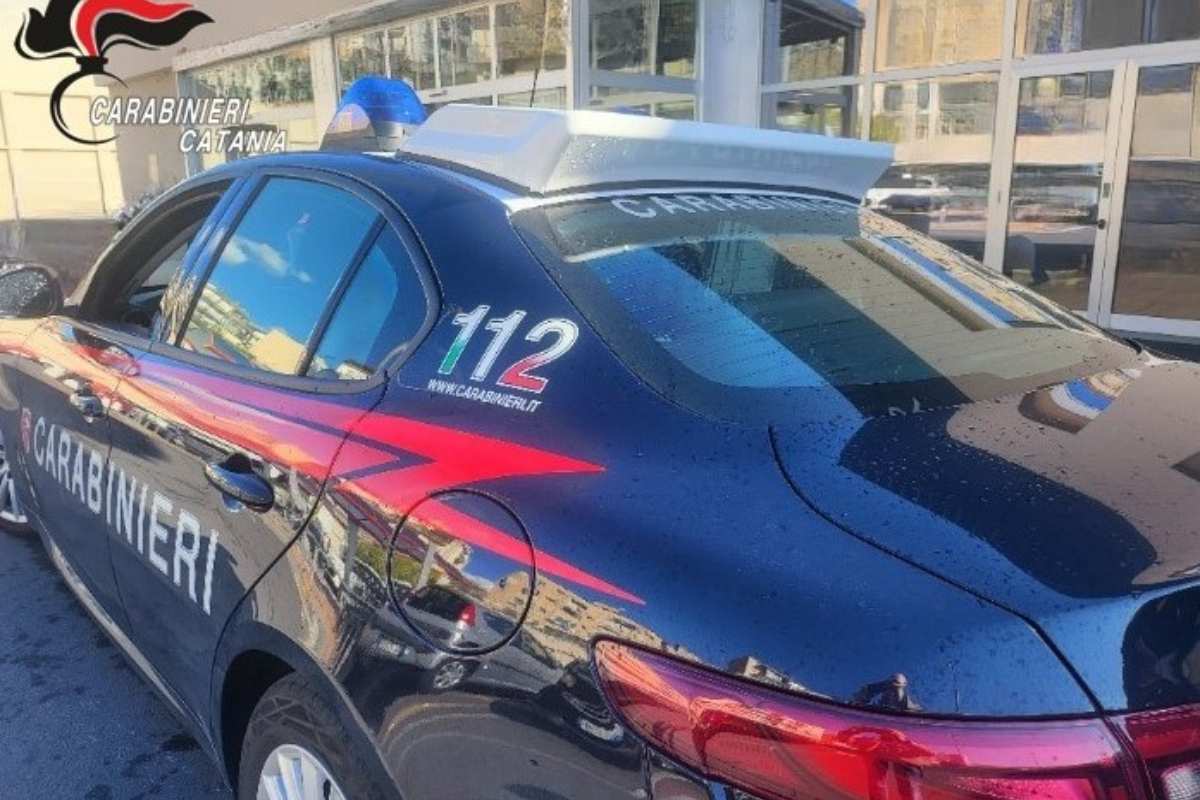 Follia a Misterbianco, 59enne chiede soldi e minaccia barbiere e clienti con un’ascia: arrestato