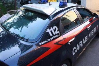 Donna trovata morta, un’altra ferita in auto a pochi metri: ipotesi omicidio-tentato suicidio