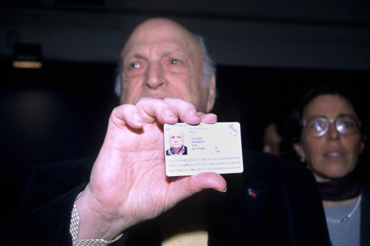 Sulla carta di identità torna la dicitura “genitori”, addio a “padre” e “madre”: la sentenza della Cassazione