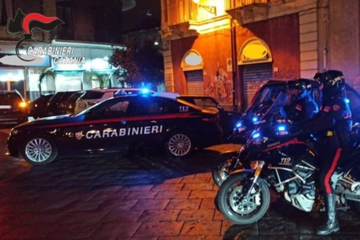 Catania, si rifiuta di dargli i soldi per l’alcol. Lui la picchia davanti ai figli: arrestato 39enne