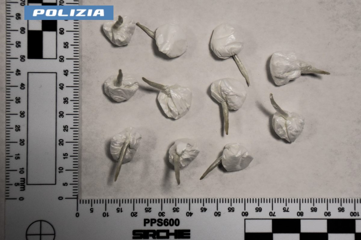 Tenta di nascondersi in centro a Caltagirone con 11 dosi di cocaina: arrestato pusher