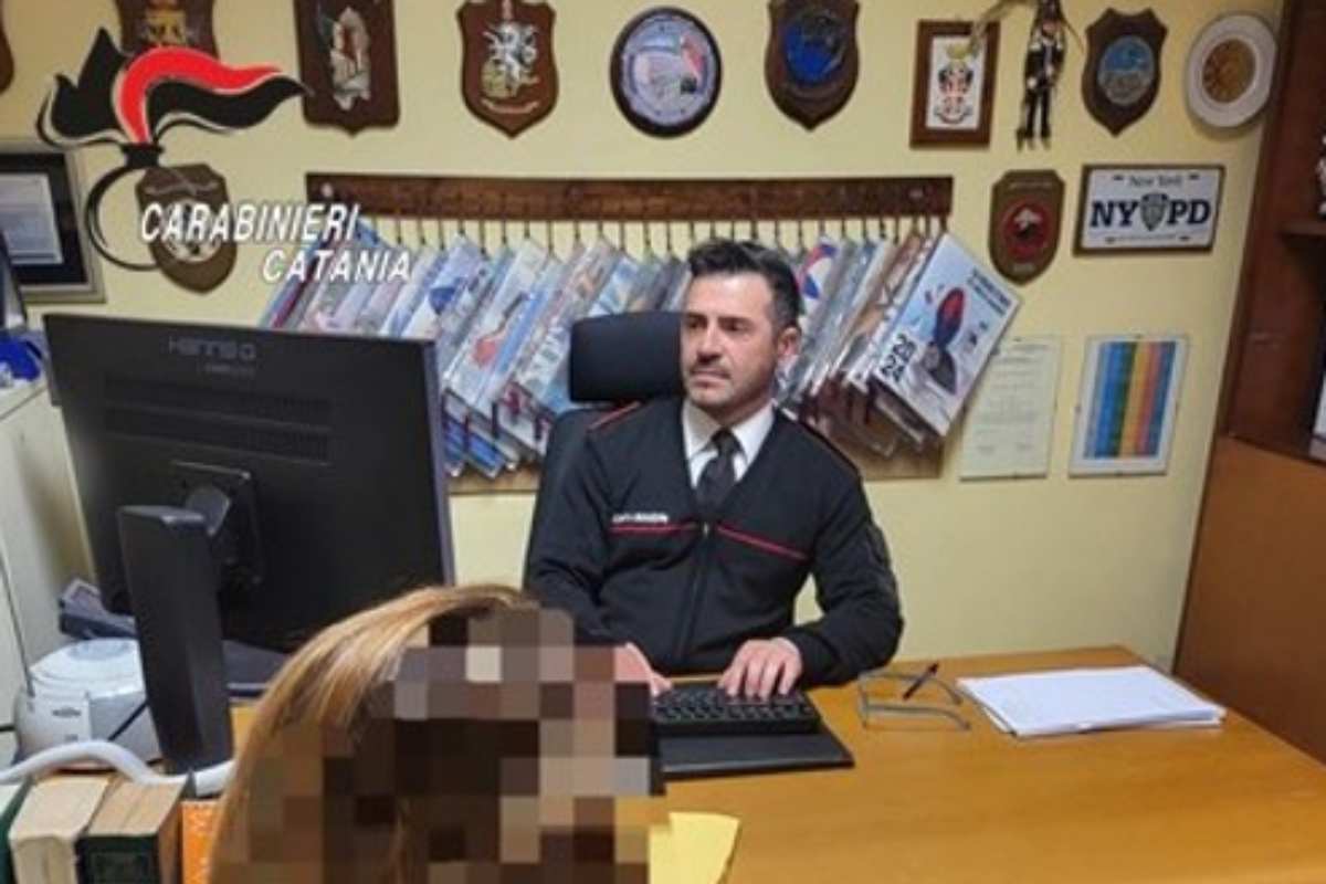 Schiaffi, pugni e tenta di strangolare la convivente: arrestato nel catanese