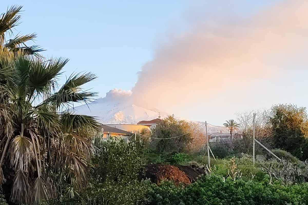 Torna in eruzione l’Etna, nuova attività stromboliana dal cratere di sud-est