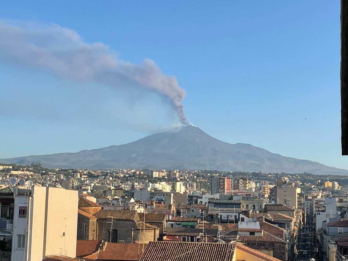 Eruzione notturna dell’Etna tra fontane di lava ed esplosioni: la situazione