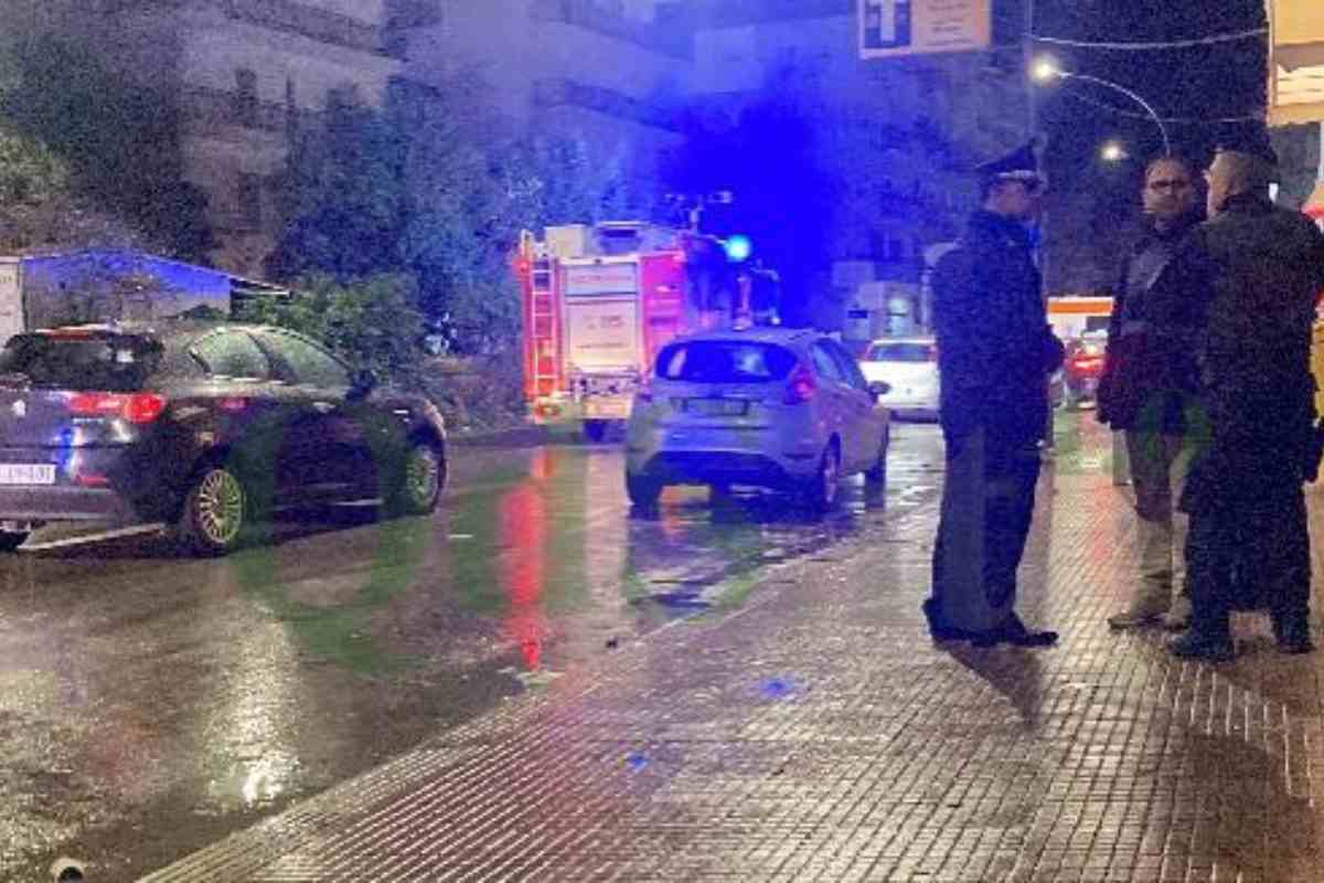 FOTO | Minaccia di morte la madre, lei chiama il 112 ma l’uomo si barrica in casa: una notte folle a Favara