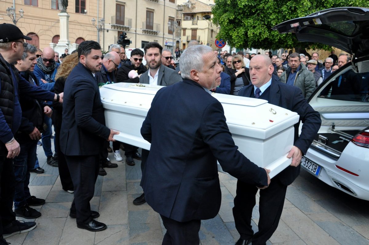 Galleria foto 'Dolore e strazio a Misilmeri nella camera ardente per Sara Campanella: le immagini' - foto 3