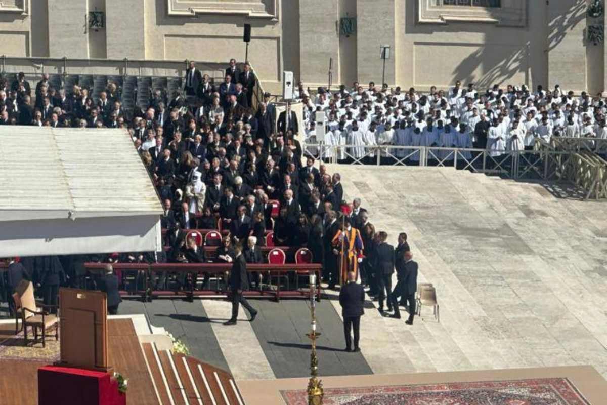 Il mondo dice addio a Papa Francesco, a Roma i funerali tra potenti e gente comune